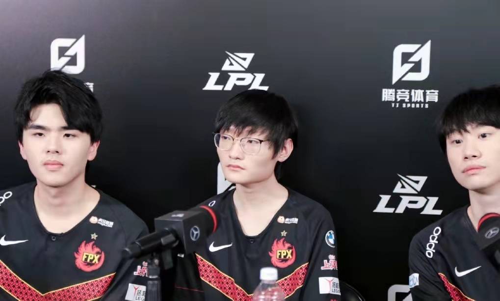 包含JackeyLove在掘金比赛中重返赛场，出色发挥引发热议！观众掌声雷动的词条